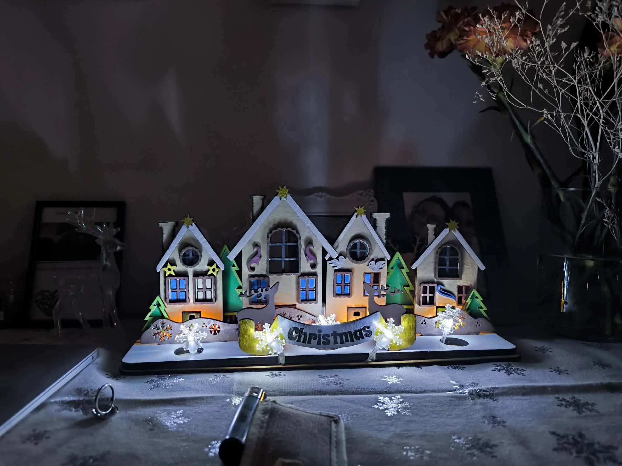 Industrialny zegar wycinany laserowo z zebatym obramowaniem i tabliczka ostrzegawcza.