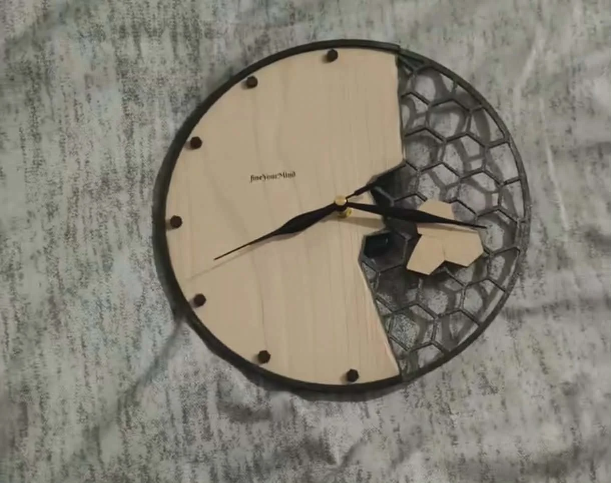 Geometryczna lampka wycinana laserowo z motywem serca i cieplym swiatlem.